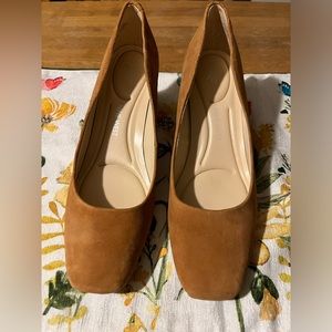 Nine West size 9M yellow pumps. Worn twice. Super comfortable